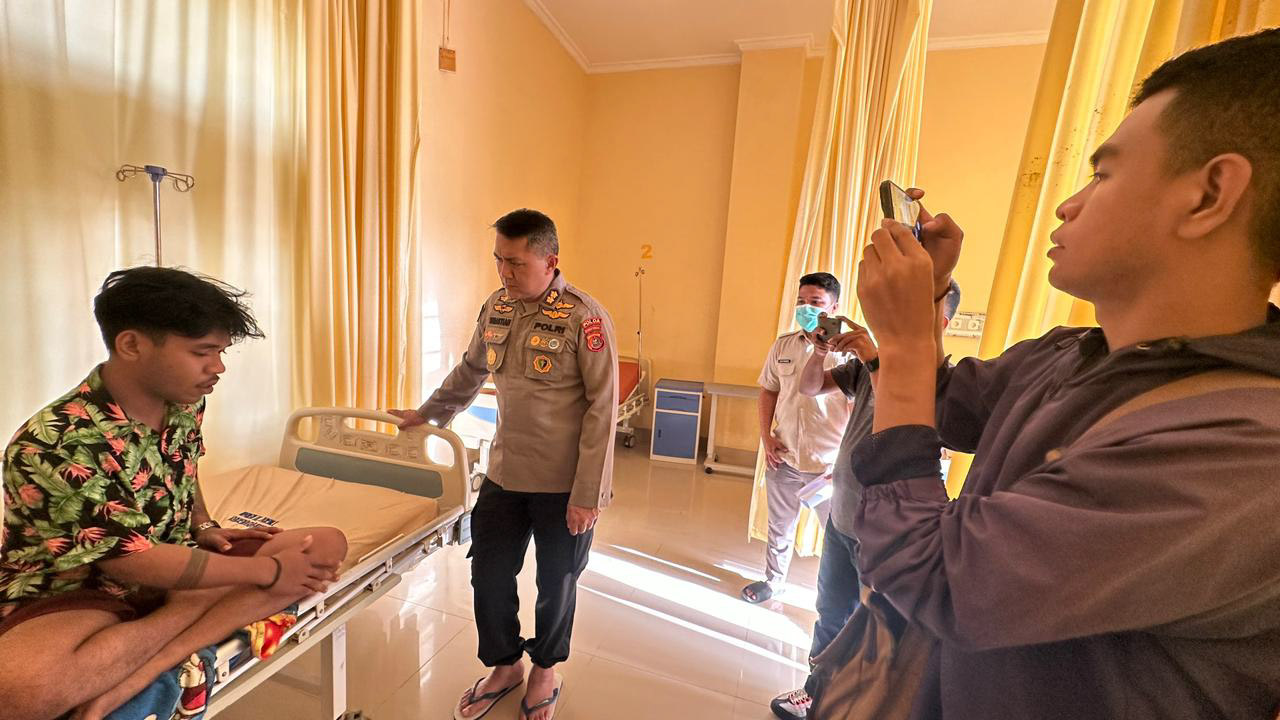 Kepala Rumah Sakit Bhayangkara Kendari, dr. AKBP Rommy Sebastian menjenguk Wandi yang merupakan korban pembusuran usai menjalani operasi di rumah sakit tersebut, pada Selasa (6/8/2024). Foto/ist