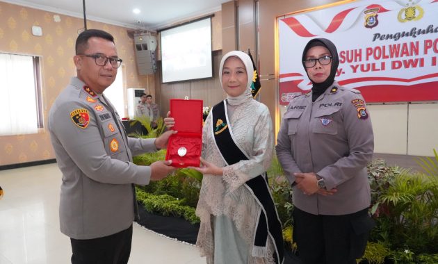 Kapolda Sulawesi Tenggara (Sultra), Irjen Pol Dwi Irianto mengukuhkan istrinya, Yuli Dwi Irianto sebagai ibu asuh polwan Polda Sultra. Pengukuhan itu berlangsung di Aula Dachara Polda Sultra, Kamis (8/8/2024). Foto/Bidhumas Polda Sultra