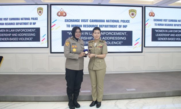Pakor Polwan Polri, Brigjen Pol Desy Andriani menerima kunjungan Wakil Komisari Jenderal Kepolisian Nasional Kamboja Pol. Lt Gen. Ros Chansophea di SSDM Mabes Polri, Jakarta, Rabu (10/8/2024). Foto/ist
