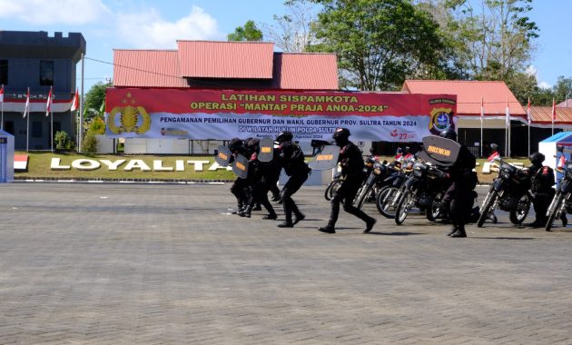 Kepolisian Daerah (Polda) Sulawesi Tenggara (Sultra) menggelar simulasi pengamanan kota (Sispamkota) Operasi Mantap Praja Anoa 2024 dalam rangka pengamanan pemilihan gubernur dan Wakil Gubernur Provinsi Sulawesi Tenggara, di Markas Komando Brimob Polda Sultra, Rabu (21/8/2024). Foto/Bidhumas Polda Sultra
