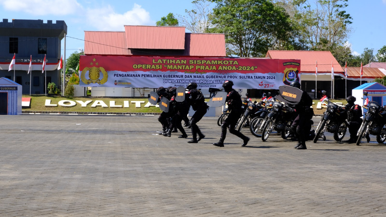 Kepolisian Daerah (Polda) Sulawesi Tenggara (Sultra) menggelar simulasi pengamanan kota (Sispamkota) Operasi Mantap Praja Anoa 2024 dalam rangka pengamanan pemilihan gubernur dan Wakil Gubernur Provinsi Sulawesi Tenggara, di Markas Komando Brimob Polda Sultra, Rabu (21/8/2024). Foto/Bidhumas Polda Sultra