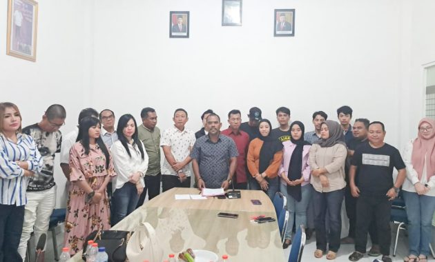 Relawan Pedagang Kota Kendari mendeklarasikan dukungan ke pasangan Yudhianto Mahardika-Nirna Lachmuddin sebagai pasangan calon wali kota dan wakil wali kota di pemilihan Wali Kota (Pilwali) Kendari, Kamis (22/8/2024). Foto/ist