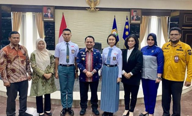 Penjabat (Pj) Gubernur Sulawesi Tenggara (Sultra), Andap Budhi Revianto (keempat dari kiri) menemui dua Pasukan Pengibar Bendera Pusaka (Paskibraka) asal Sultra yang akan bertugas mengibarkan bendera di upacara HUT Kemerdekaan Republik Indonesia pada 17 Agustus 2024. Pertemuan itu berlangsung di Kantor Gubernur Sultra, Kamis (11/7/2024). Foto/ist