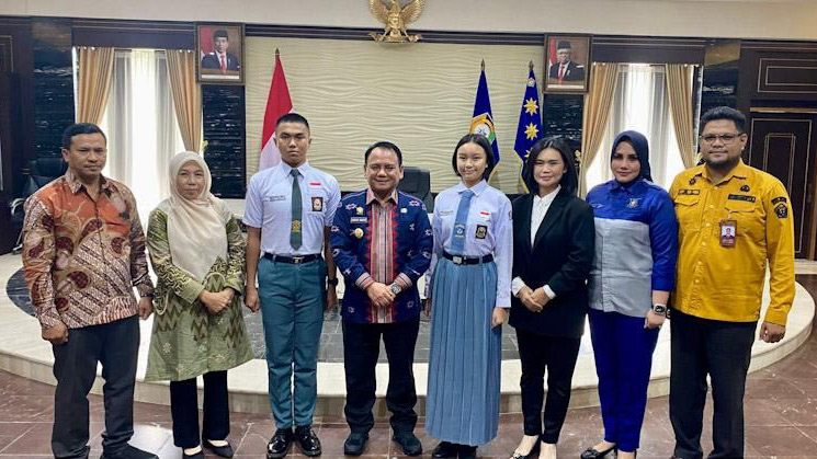 Penjabat (Pj) Gubernur Sulawesi Tenggara (Sultra), Andap Budhi Revianto (keempat dari kiri) menemui dua Pasukan Pengibar Bendera Pusaka (Paskibraka) asal Sultra yang akan bertugas mengibarkan bendera di upacara HUT Kemerdekaan Republik Indonesia pada 17 Agustus 2024. Pertemuan itu berlangsung di Kantor Gubernur Sultra, Kamis (11/7/2024). Foto/ist