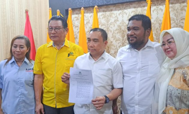 Ketua DPD 1 Partai Golkar Sulawesi Tenggara (Sultra), Herry Asiku menyerahkan formular B1 KWK Golkar kepada pasangan Aksan Jaya Putra (AJP) dan Andi Sulolipu (ASLI) untuk maju pemilihan Wali Kota (Pilwali) Kendari 2024. Formulir tersebut diterima Andi Sulolipu di Kantor DPD 1 Golkar Sultra, Senin (26/8/2024). Foto/R. Hafid/bentaratimur.id
