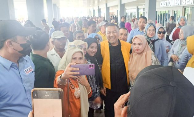 Ribuan pendukung dan simpatisan beramai-ramai melakukan penjemputan kedatangan bakal calon (balon) Wali Kota Kendari, Aksan Jaya Putra (AJP) di Bandara Halu Oleo usai mengamankan Surat Keputusan (SK) Model B.Persetujuan.Parpol.KWK atau dokumen B1 KWK Partai Golkar, Selasa (27/8/2024).