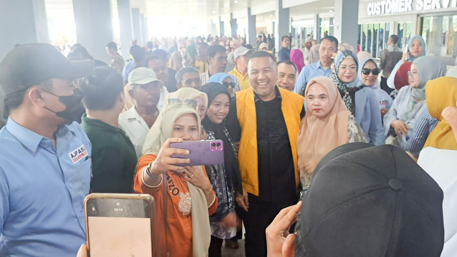 Ribuan pendukung dan simpatisan beramai-ramai melakukan penjemputan kedatangan bakal calon (balon) Wali Kota Kendari, Aksan Jaya Putra (AJP) di Bandara Halu Oleo usai mengamankan Surat Keputusan (SK) Model B.Persetujuan.Parpol.KWK atau dokumen B1 KWK Partai Golkar, Selasa (27/8/2024).