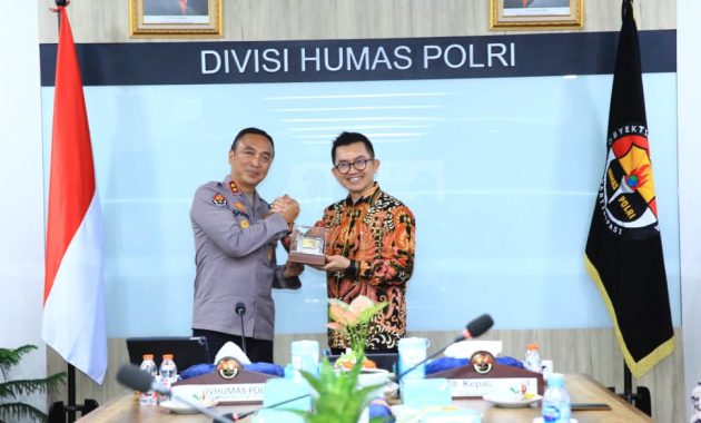 Kadiv Humas Polri, Irjen Pol Sandi Nugroho menerima kunjungan Plt Kepala LAN RI, Muhammad Taufiq, di Gedung Divisi Humas Polri, Jumat ini (2/8/2024). Foto/Humas Polri