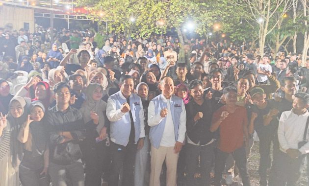 Pasangan bakal calon (balon) gubernur dan Wakil Gubernur Sulawesi Tenggara (Sultra), Andi Sumangerukka (ASR)-Hugua berdialog santai dengan ratusan masyarakat di salah satu warung kopi di Kota Kendari, Kamis (5/9/2024) malam. Foto/R. Hafid/bentaratimur.id