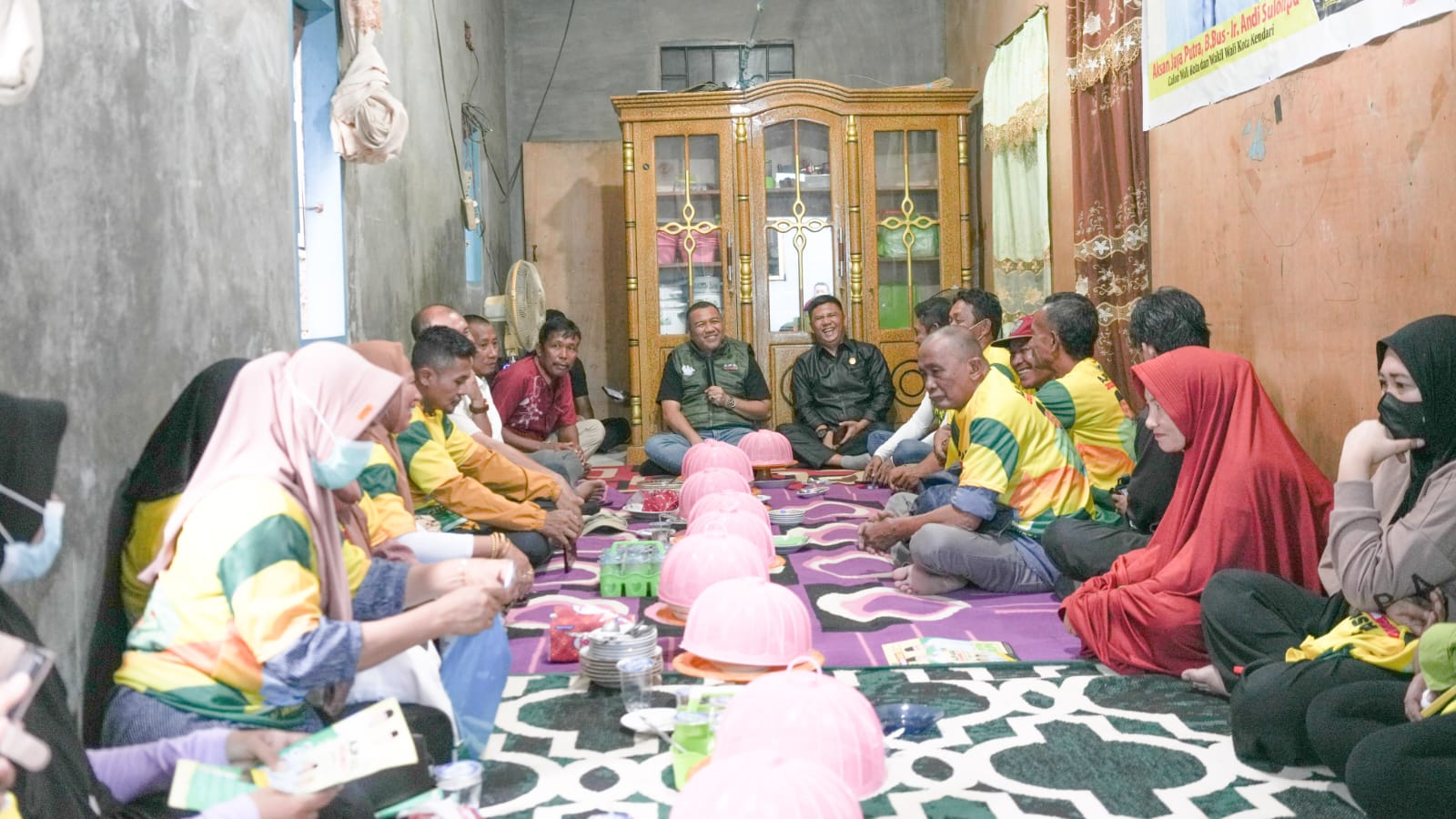 Bakal calon Wali Kota Kendari, Aksan Jaya Putra menemui tim pemenangan aggota DPRD Kota Kendari, Jumran saat maju pada pemilihan legislatif 2024 lalu di Kelurahan Anggoeya, Kecamatan Poasia, Jumat (23/9/2024). Foto/tim media AJP