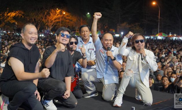 Pasangan bakal calon gubernur dan Wakil Gubernur Sulawesi Tenggara (Sultra), Andi Sumangerukka (ASR) dan Hugua saat menggelar Konser Berkah untuk ketiga kalinya dengan menghadirkan Band Radja di Lapangan Alun-alun Kotamara, Kota Baubau, Jumat (20/9/2024) malam. Foto/tim media ASR