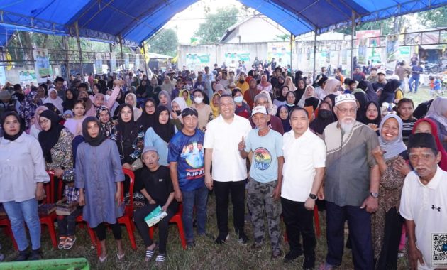 Pasangan bakal calon wali kota dan Wakil Wali Kota Kendari, Aksan Jaya Putra dan Andi Sulolipu (AJP-ASLI) mengukuhkan tim pemenangan tempat pemungutan suara (TPS) se-Kecamatan Puuwatu, Sabtu (21/9/2024). Foto/tim media AJP