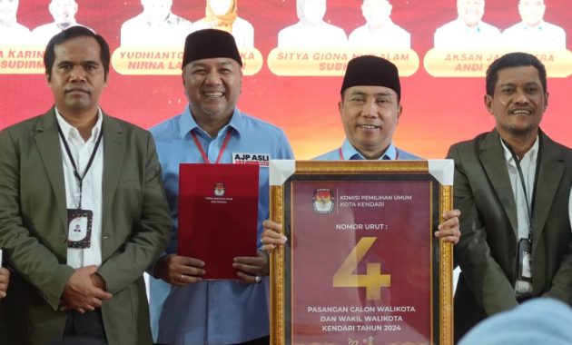 Pasangan calon (paslon) wali kota dan Wakil Wali Kota Kendari, Aksan Jaya Putra-Andi Sulolipu (AJP-ASLI) mendapatkan nomor urut 4 pada pengundian nomor urut paslon Pilwali Kendari, di kantor KPU setempat, Senin (23/9/2024) malam. Foto/ist