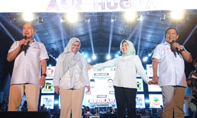 Pasangan Andi Sumangerukka (ASR) dan Hugua mendeklarasikan diri maju sebagai calon gubernur dan Wakil Gubernur Sulawesi Tenggara (Sultra) di hadapan puluhan ribu masyarakat di Lapangan Benubenua, Kelurahan Punggaloba, Kecamatan Kendari Barat, Kota Kendari, Selasa (27/8/2024) malam. Foto/R. Hafid/bentaratimur.id