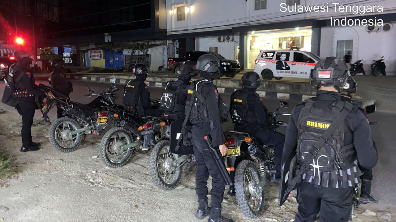 Personel gabungan kepolisian melakukan patroli cipta kondisi (Cipkon) di berbagai titik strategis Kota Kendari, pada Rabu malam (31/7/2024). Foto/ist