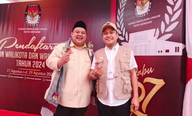 Mantan Ketua Dewan Pimpinan Wilayah (DPW) Partai Perindo Sulawesi Tenggara (Sultra), Jaffray Bittikaka (kanan) bersama bakal calon Wali Kota Kendari, Yudhianto Mahardika saat berada di Kantor KPU Kota Kendari, Kamis (29/8/2024). Foto/ist