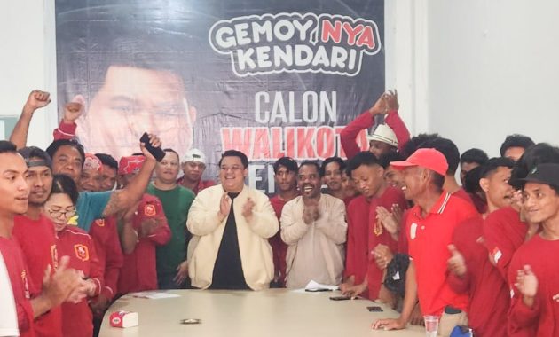 Warga Maluku yang berdomisili di Kota Kendari mendeklarasikan dukungan untuk pasangan bakal calon wali kota dan Wakil Wali Kota Kendari, Yudhianto Mahardika dan Nirna Lachmuddin di Pilwali. Deklarasi tersebut dilakukan Senapati Land Kendari, Sabtu (7/9/2024). Foto/ist