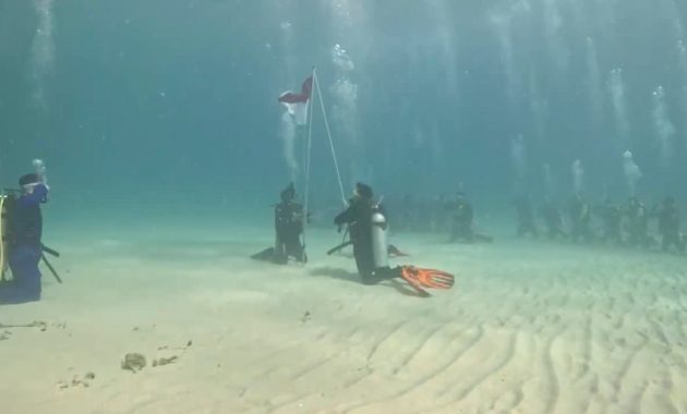 Ditpolairud Polda Sultra Bersama Komunitas Scuba Diving Kibarkan Bendera Merah Putih di Bawah Laut