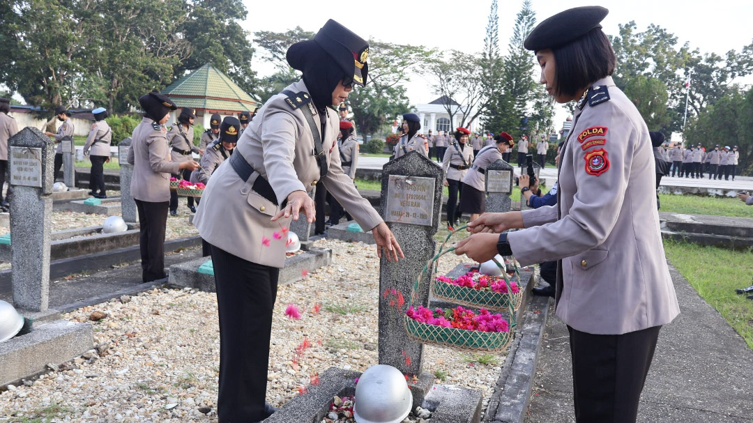 Polisi Wanita (Polwan) Polda Sulawesi Tenggara (Sultra) melakukan ziarah ke Taman Makam Pahlawan (TMP) Watubangga, Kota Kendari, Kamis (22/8/2024). Foto/ist