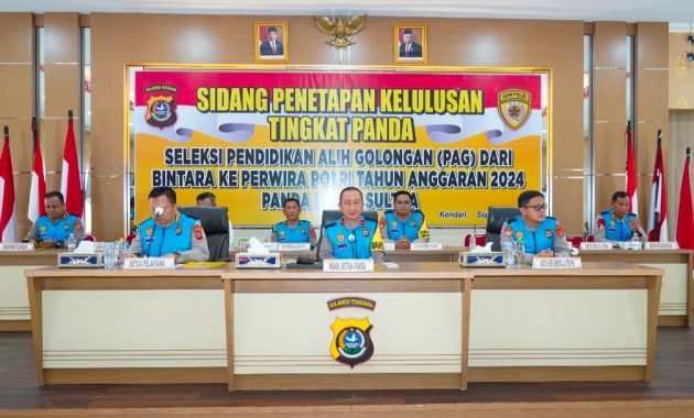 Wakil Kepala Kepolisian Daerah (Wakapolda) Sultra, Brigjen Pol Amur Chandra Juli Buana saat mengumumkan kelulusan akhir seleksi pendidikan ahli golongan dari bintara ke perwira Polri di Aula Dachara Mapolda setempat, Jumat (13/9/2024). Foto/Bidhumas Polda Sultra