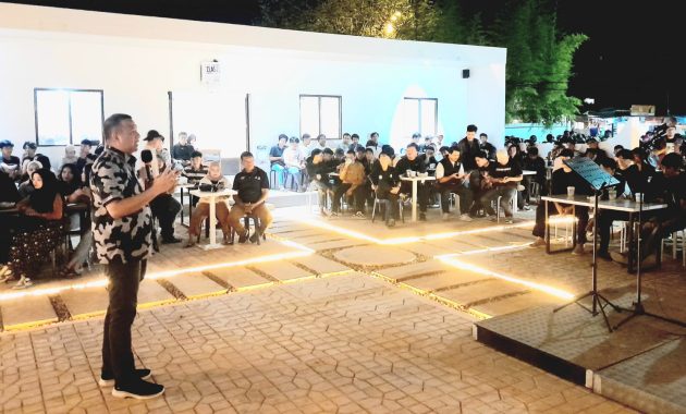 Bakal calon Wali Kota Kendari, Aksan Jaya Putra (AJP) melakukan diskusi bersama generasi gen Z Kota Kendari di salah satu coffee shop di kota itu, Sabtu (14/9/2024) malam. Foto/tim media AJP