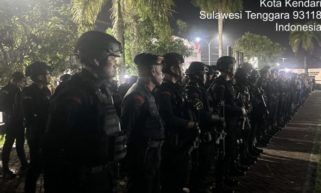 Polresta Kendari menggelar apel pengecekan patroli gabungan skala besar dalam rangka cipta kondisi (cipkon) di wilayah hukumnya, Sabtu (14/9/2024) malam. Apel yang berlangsung di lapangan apel Polresta Kendari ini dipimpin oleh Kasubsatgas TIK AKBP Karjono Liwang, selaku Pamenwas, dan didampingi oleh Kabag Ops Polresta Kendari, AKP Picha Armedi. Foto/Humas Polresta Kendari