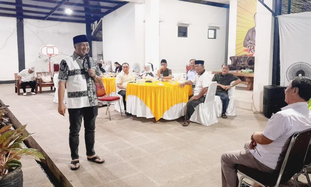 Bakal calon Wali Kota Kendari, Aksan Jaya Putra (AJP) menerima sekaligus bersilaturahmi bersama Kerukunan Keluarga Wonggeduku Kendari di kediamannya, Minggu (15/9/2024) malam. Foto/Faisal