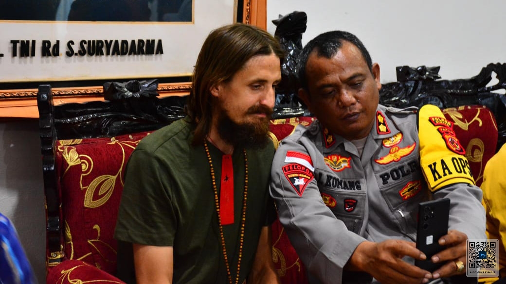 Pilot Susi Air asal Selandia Baru, Philip Mark Mehrtens (kiri) yang disandera OPM di Nduga sejak Februari 2023 telah dibebaskan TNI-Polri, Sabtu (21/9/2024). Pilot tersebut sudah berada di Timika dan akan diterbangkan ke Jakarta. Foto/ist