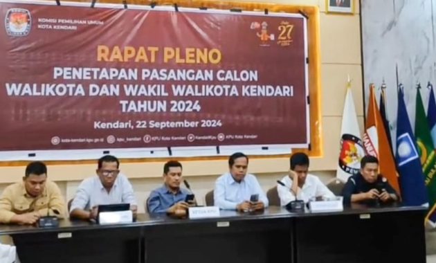 Komisioner KPU Kota Kendari saat menggelar rapat pleno pasangan calon wali kota dan Wakil Wali Kota Kendari di kantor KPU setempat, Minggu (22/9/2024). Foto/R. Hafid/bentaratimur.id