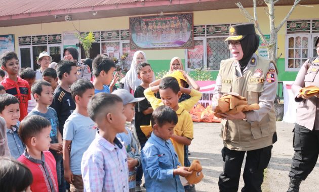 Brigjen Pol Desy Andriani saat berinteraksi dengan anak-anak. Kini, dia ditunjuk Kapolri untuk menjadi Direktur PPA-PPO. Foto/Humas Polri