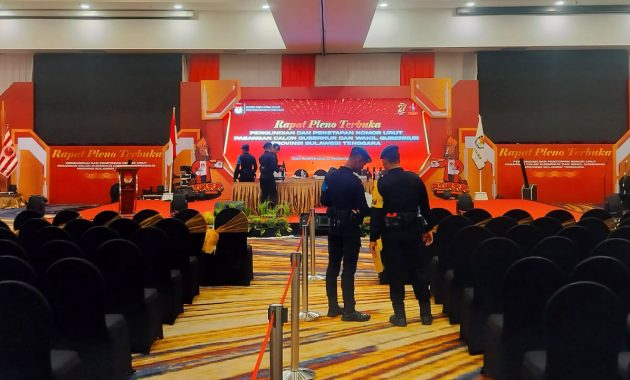 Personel Polda Sulawesi Tenggara (Sultra) saat mensterilkan lokasi acara pengundian nomor urut pasangan calon pemilihan Gubernur Sultra di Hotel Claro Kendari, Senin malam (23/9/2024). Foto/R. Hafid/bentaratimur.id