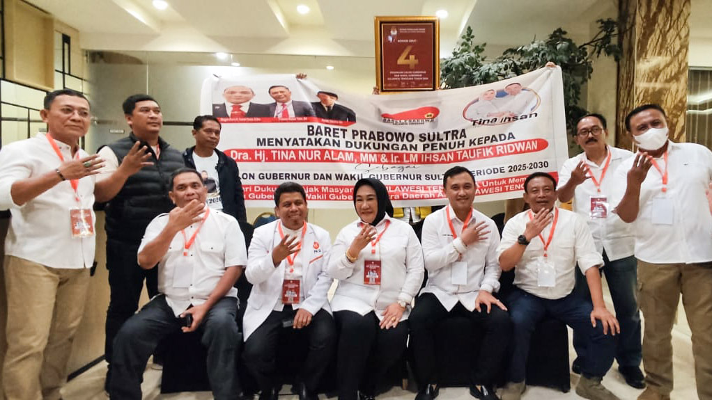Barisan Relawan Tangguh (Baret) Prabowo Sultra telah menyatakan sikap mendukung pasangan calon (paslon) gubernur dan Wakil Gubernur Sultra nomor urut 4, Tina Nur Alam-LM Ikhsan Taufik Ridwan. Dukungan itu dibuktikan dengan kehadiran sejumlah pengurus inti saat pengundiam nomor urut paslon Pilgub Sultra 2024 yang diselenggarakan KPU Sultra di salah satu hotel di Kota Kendari, Senin (23/9/2024) malam. Foto/R. Hafid/bentartimur.id