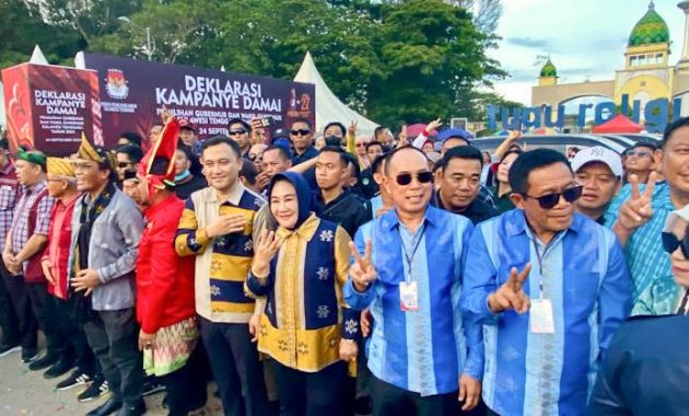Pasangan calon gubernur dan Wakil Gubernur Sulawesi Tenggara (Sultra) nomor urut 2, Andi Sumangerukka-Hugua (kanan) saat menghadiri deklarasi kampanye damai Pilkada Sultra yang di gelar Komisi Pemilihan Umum di pelataran tugu eks MTQ Kendari, Selasa (24/9/2024). Foto/R. Hafid/bentaratimur.id