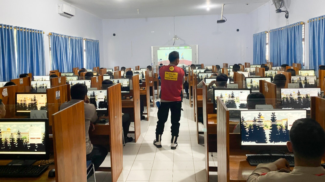 45 peserta mengikuti tes pengetahuan kepolisian (TPK) dan tes keterampilan komputer (TKK) dalam rangka seleksi pendidikan sekolah bintara polisi (SBP) dari tamtama ke bintara tahun anggaran 2024/2025 di Polda Sulawesi Tenggara (Sultra). Kegiatan ini berlangsung di Sekolah Menengah Kejuruan Negeri (SMKN) 1 Kendari, Kamis (27/9/2024). Foto/Bidhumas Polda Sultra