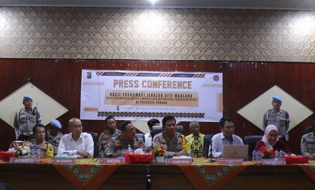 Perhimpunan Dokter Forensik Medikolegal Indonesia (PDFMI) saat melakukan konferensi pers terkait hasil autopsi Afif Maulana, siswa SMP di Padang, Sumatera Barat, Rabu (25/9/2024). Foto/Humas Polri