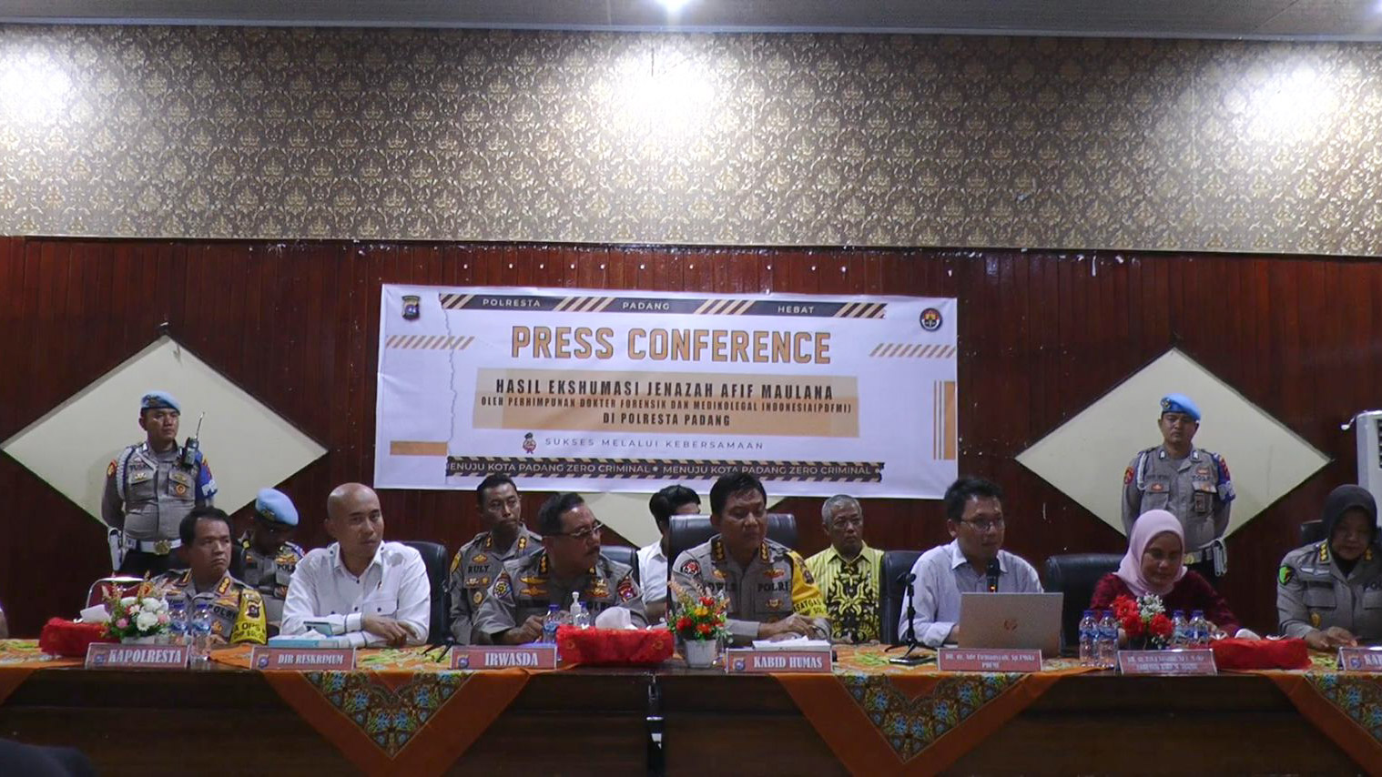 Perhimpunan Dokter Forensik Medikolegal Indonesia (PDFMI) saat melakukan konferensi pers terkait hasil autopsi Afif Maulana, siswa SMP di Padang, Sumatera Barat, Rabu (25/9/2024). Foto/Humas Polri