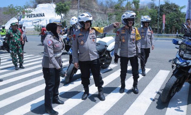 Kapolda Nusa Tenggara Barat (NTB), Irjen Pol R. Umar Faroq saat melakukan pengecekan lapangan di Sirkuit Internasional Pertamina Mandalika untuk memastikan kesiapan pengamanan jelang event internasional MotoGP Mandalika 2024, Kamis (26/9/2024). Foto/Bidhumas Polda NTB