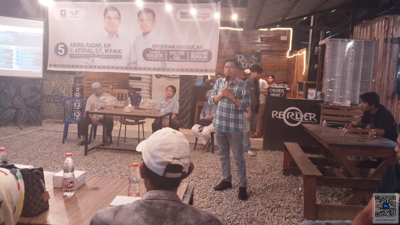 Pasangan calon (paslon) wali kota dan Wakil Wali Kota Kendari, Abdul Rasak-Afdhal saat melaksanakan kampanye di Kelurahan Kambu, Kecamatan Kambu, Senin (21/10/2024). Foto/R. Hafid/bentaratimur.id