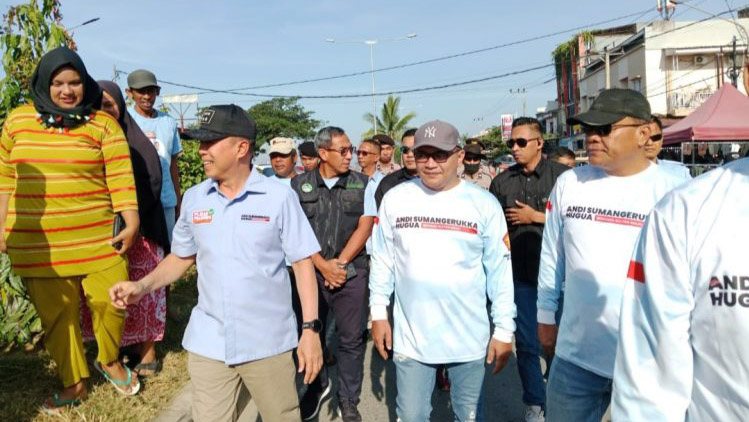 Calon Gubernur (Cagub) Sulawesi Tenggara (Sultra), Andi Sumangerukka (ASR) melakukan blusukan ke Tempat Pelelangan Ikan (TPI) Kendari, Kelurahan Sodoha, Kecamatan Kendari Barat, Jumat (4/10/2024). Foto/R. Hafid/bentaratimur.id