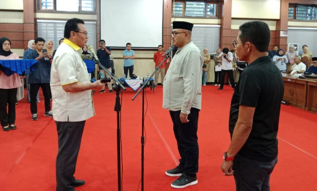 Wakil Ketua DPRD Sulawesi Tenggara (Sultra) periode 2019-2024, Hery Asiku menyerahkan palu sidang kepada Ketua DPRD Sultra sementara, La Ode Tariala pada gladi bersih persiapan pelantikan 45 anggota DPRD Sultra periode 2024-2029 di ruang rapat paripurna DPRD Provinsi Sultra, Jumat (4/10/2024) sore. Foto/R. Hafid/bentaratimur.id