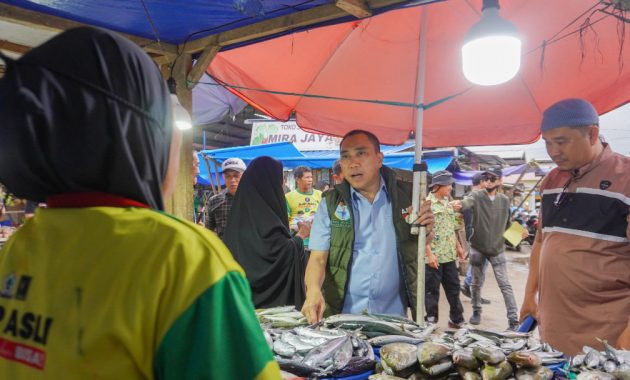 Calon Wakil Wali Kota Kendari nomor urut 2, Andi Sulolipu saat melakukan blusukan di sejumlah pasar tradisional di Kota Kendari, Jumat (4/10/2024). Foto/tim media AJP-ASLI
