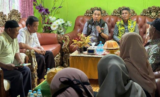 Calon Wakil Wali Kota Kendari nomor urut 4, Andi Sulolipu menyerap aspirasi warga saat melakukan blusukan di Kelurahan Lepo-lepo, Kecamatan Baruga, Sabtu (5/10/2024). Foto/Irpan