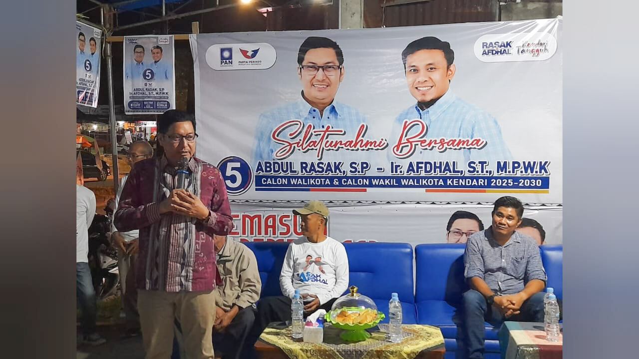 Pasangan calon (paslon) wali kota dan Wakil Wali Kota Kendari nomor urut 5, Abdul Rasak-Afdhal menggelar kampanye dialogis di Kelurahan Kadia, Kecamatan Kadia, Sabtu (5/10/2024) malam. Foto/ist