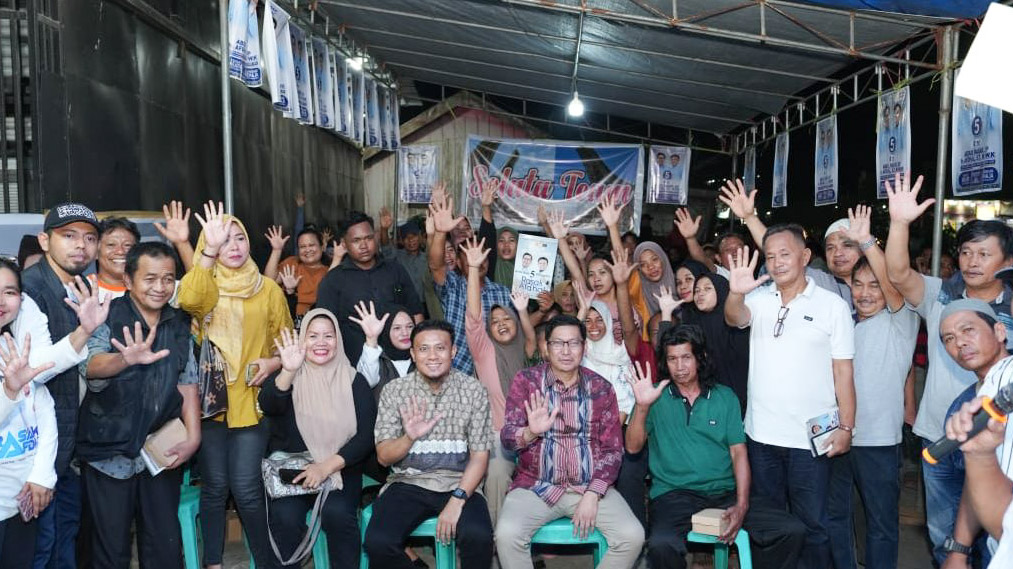 Masyarakat Tanah Toraja (Tator) yang telah berdomisili di Kota Kendari menyatakan siap untuk memenangkan pasangan calon nomor urut 5, Abdul Rasak dan Afdhal dalam pemilihan Wali Kota (Pilwali) Kendari 2024. Dukungan ini disampaikan ketika pasangan Rasak-Afdhal menggelar kampanye dialogis di Kelurahan Kadia, Kecamatan Kadia, Sabtu (5/10/2024) malam. Foto/ist