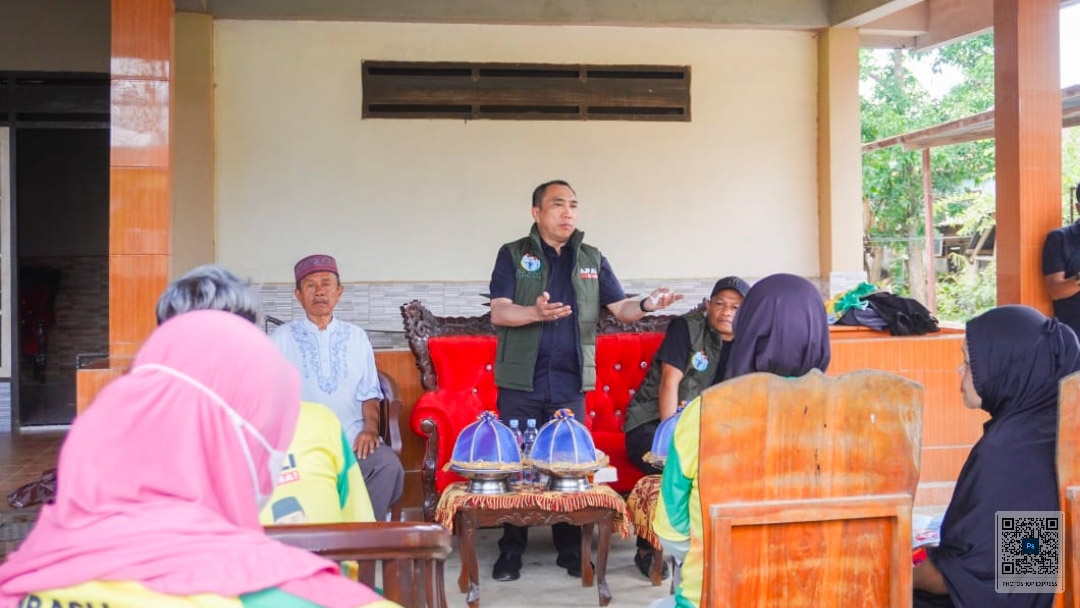 Calon Wakil Wali Kota Kendari nomor urut 4, Andi Sulolipu mendengarkan keluhan warga saat melakukan blusukan di Kelurahan Anduonohu, Kecamatan Poasia, Minggu (5/10/2024). Foto/ist