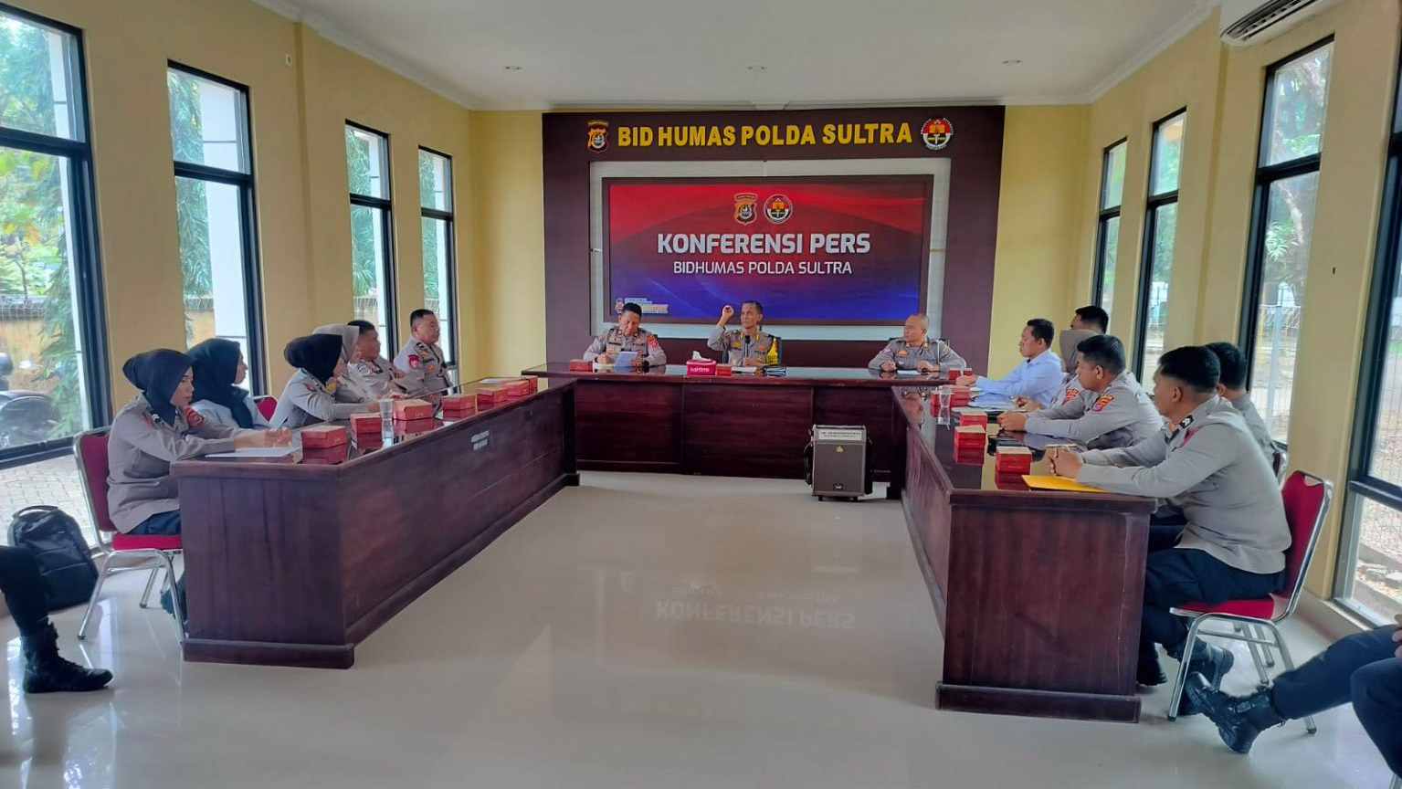 Kepala Bidang Hubungan Masyarakat (Humas) Polda Sulawesi Tenggara (Sultra), Kombes Pol Iis Kristian memberikan pengarahan kepada personel pengelola informasi dan dokumentasi (PPID) di seluruh satuan kerja (satker) di lingkungan Polda Sultra. Kegiatan tersebut dilaksanakan di Balai Wartawan Polda Sultra pada Senin (2/9/2024). Foto/Bidhumas Polda Sultra