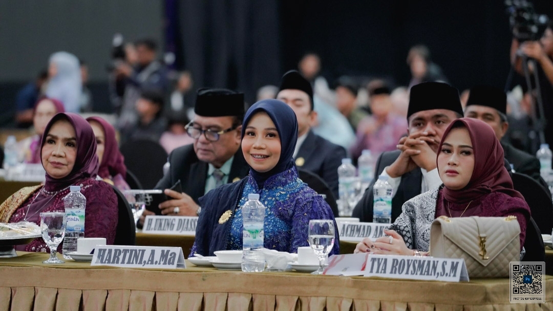 Politisi Partai Nasional Demokrat (NasDem), Hartini (tengah) secara resmi dilantik menjadi anggota Dewan Perwakilan Rakyat Daerah (DPRD) Provinsi Sulawesi Tenggara (Sultra) periode 2024-2029 di salah satu hotel di Kota Kendari, Senin (7/10/2024). Foto/ist