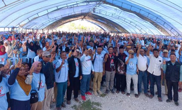 Pasangan calon (paslon) gubernur dan Wakil Gubernur Sulawesi Tenggara (Sultra), Andi Sumangerukka (ASR)-Hugua saat melaksanakan kampanye terbatas di Kecamatan Mawasangka, Kabupaten Buton Tengah, Senin (7/10/2024). Foto/tim media ASR-Hugua
