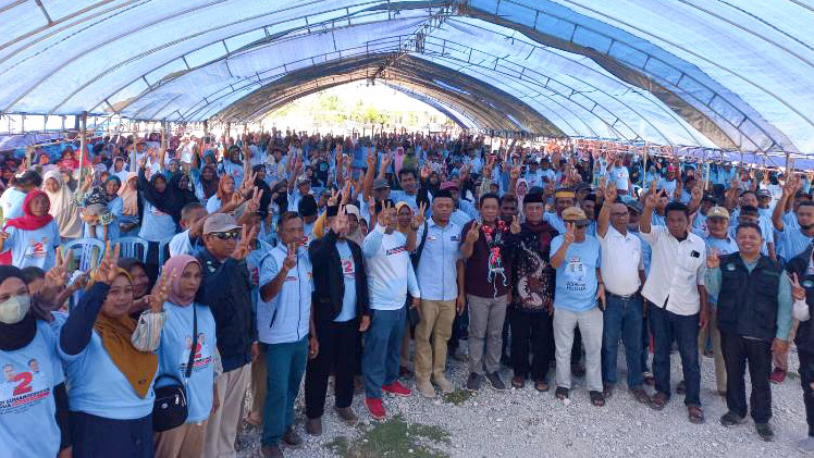 Pasangan calon (paslon) gubernur dan Wakil Gubernur Sulawesi Tenggara (Sultra), Andi Sumangerukka (ASR)-Hugua saat melaksanakan kampanye terbatas di Kecamatan Mawasangka, Kabupaten Buton Tengah, Senin (7/10/2024). Foto/tim media ASR-Hugua