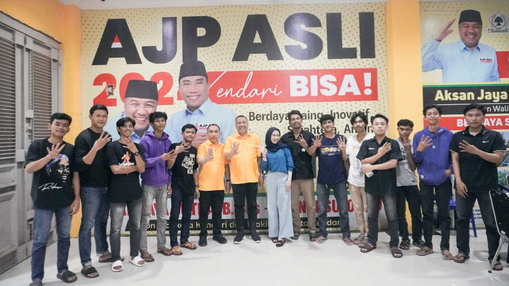 Kumpulan para milenial saat menemui pasangan calon (paslon) wali kota dan Wakil Wali Kota Kendari nomor urut 4, Aksan Jaya Putra-Andi Sulolipu (AJP-ASLI) untuk menyatakan dukungan. Pertemuan itu dilakukan di posko pemenangan paslon AJP-ASLI, Minggu (13/10/2024). Foto/ist